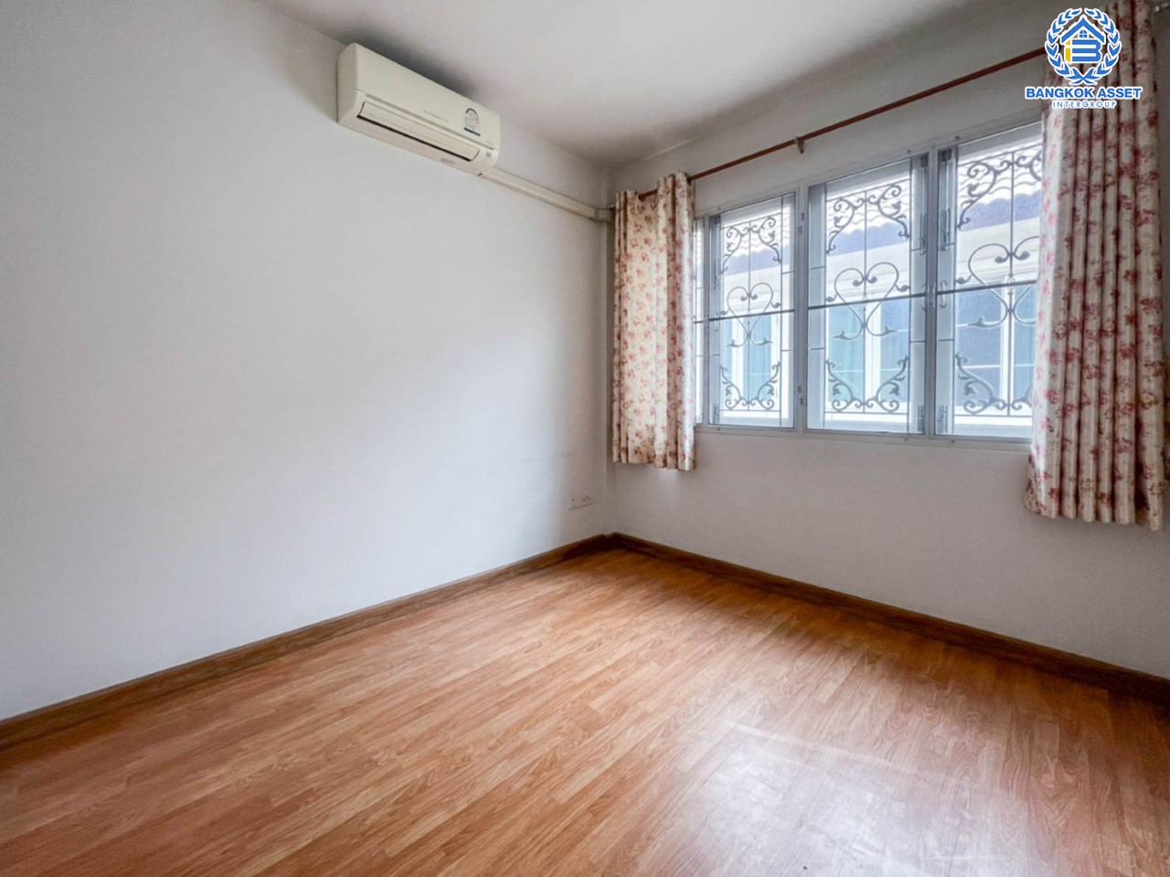 *****ทาวน์เฮ้าส์มือสองย่านนนทบุรี ม.เอดรีม ราชพฤกษ์-ตลิ่งชัน บนเนื้อที่ 21 ตร.ว. ฟังก์ชันจัดเต็ม 3 ห้องนอน 2 ห้องน้ำ 1 ที่จอดรถ รายล้อมด้วยสิ่งอำนวยความสะดวกมากมาย เป็นส่วนตัวใกล้ทางด่วนศรีรัช และรถไฟฟ้าสายสีแดง สถานี"ตลิ่งชัน"